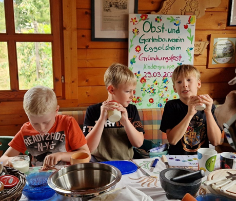 Schütteln der Kräuterbutter
